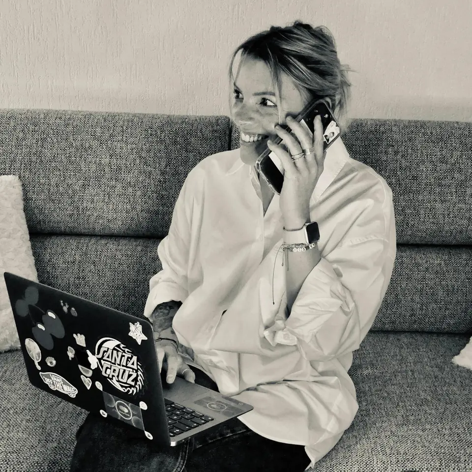 Gaëlle Hamoum au téléphone, son ordinateur sur les genoux