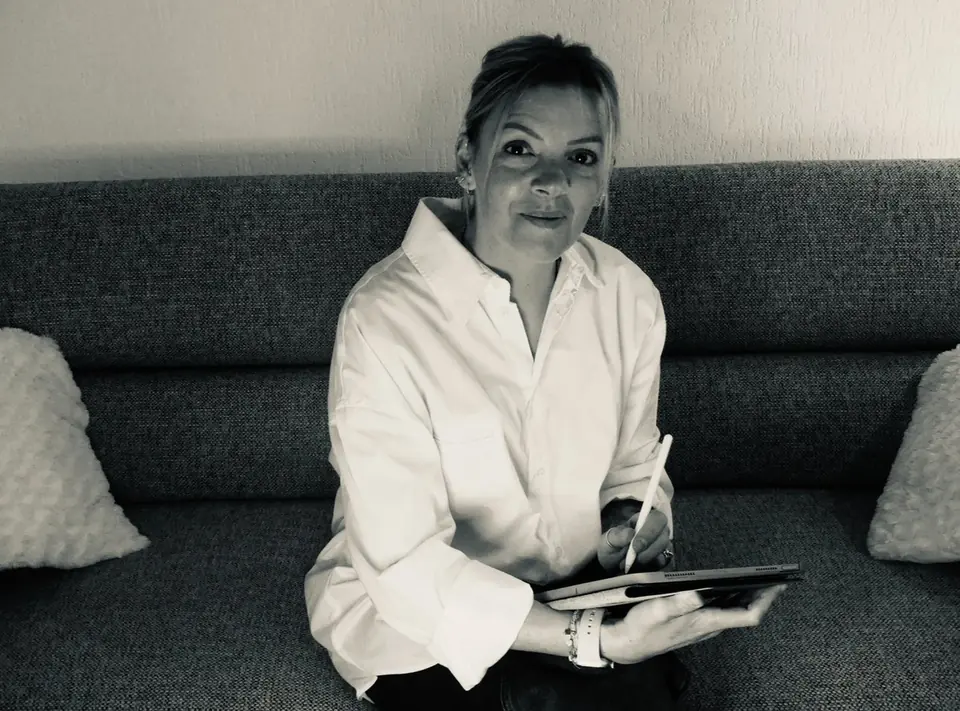 Gaëlle Hamoum qui travaille sur sa tablette, assise dans un canapé