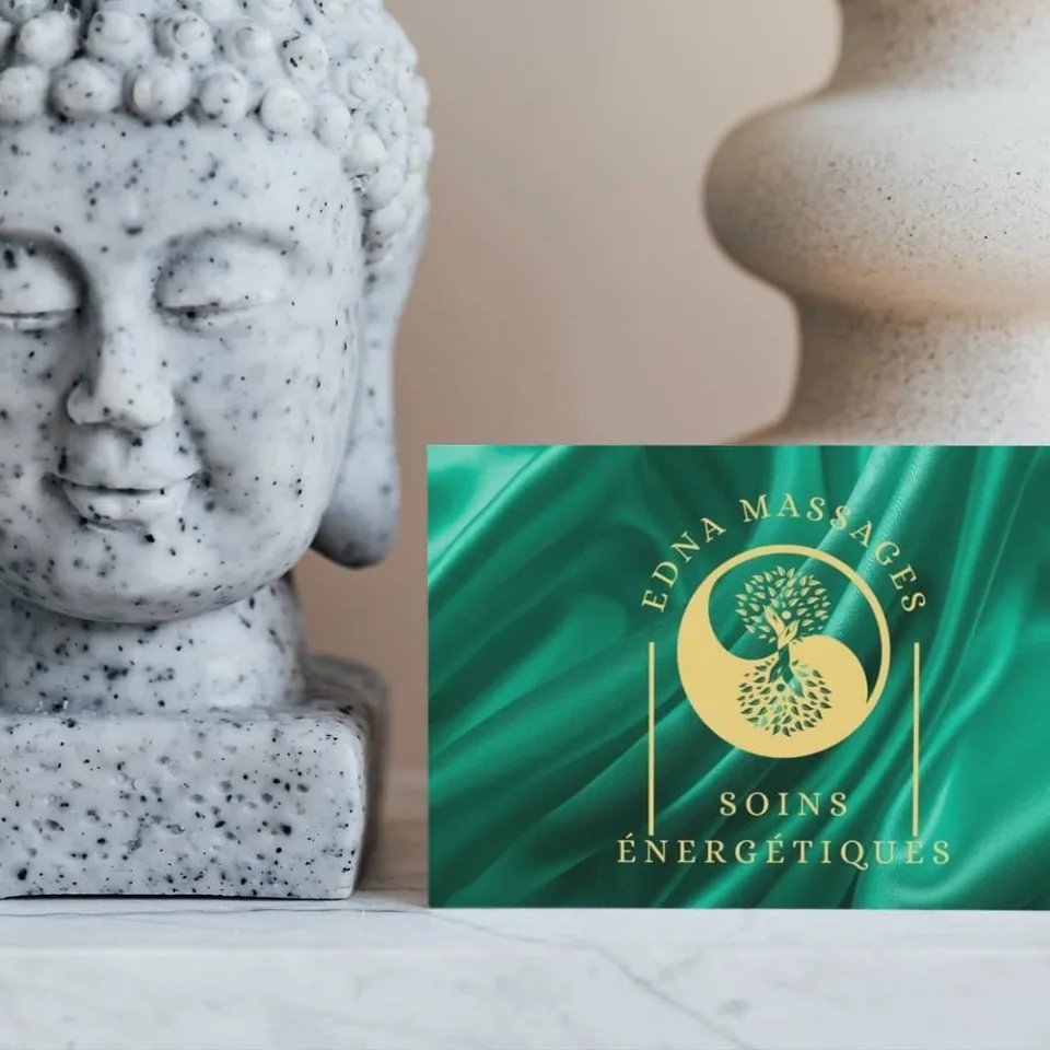 Carte Edna Massages posée près d'une statue de bouddha