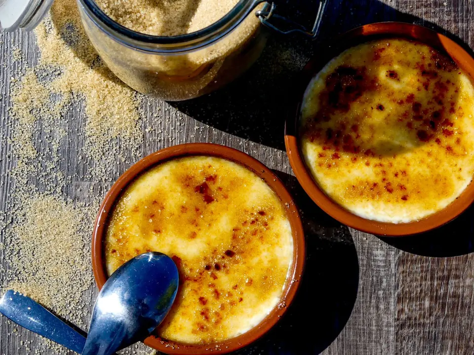 Crèmes brûlées caramélisées et cuillère