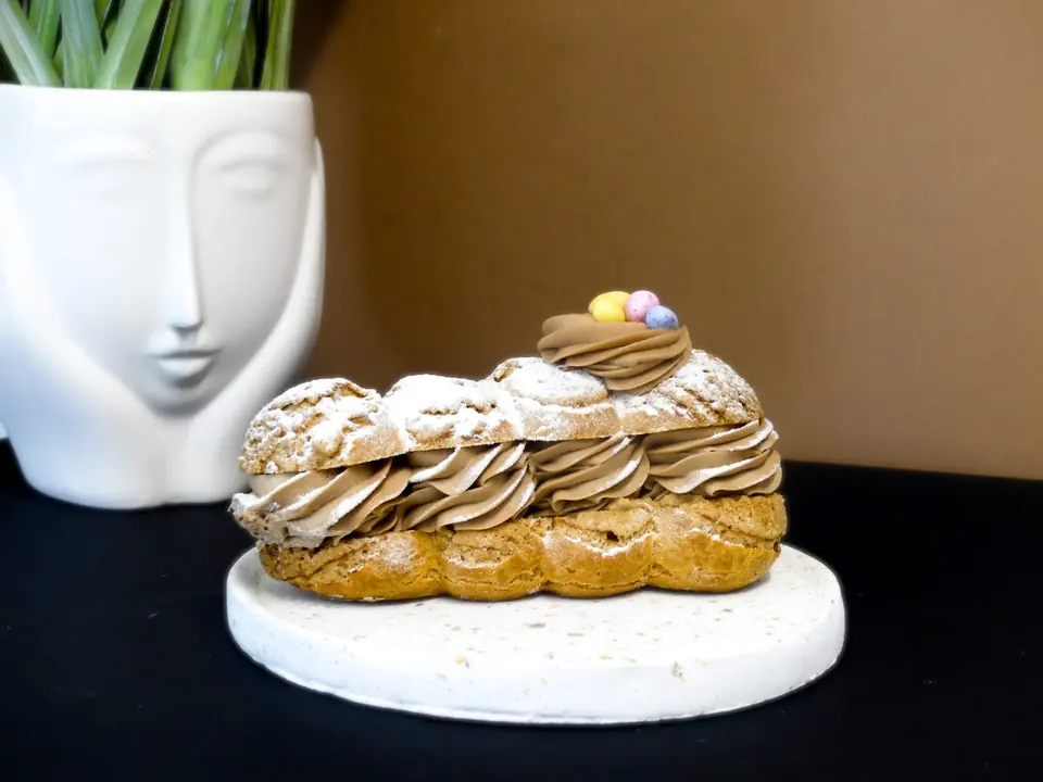 Paris-brest posé sur un plateau blanc