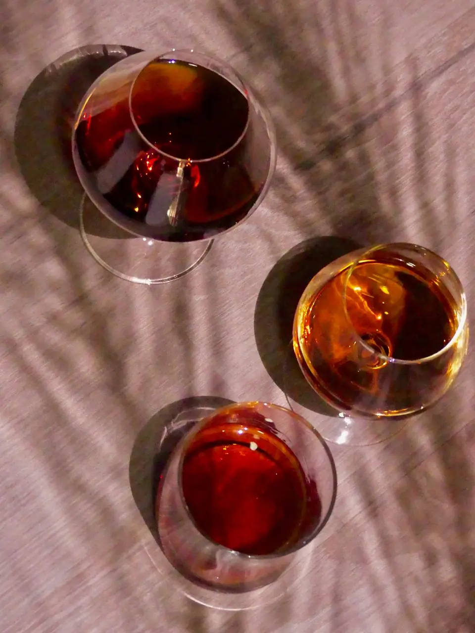 Verres de vin rouge et de vin doux vus de dessus